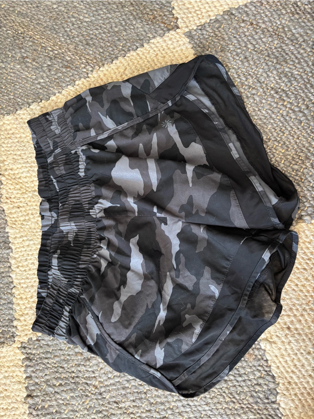Athleta Women’s mesh racer 4” Black & Gray Camo Athletic Shorts